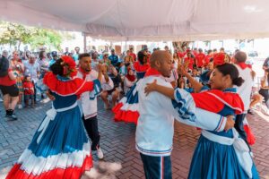 Folclore-a-ritmo-de-musica-tipica1