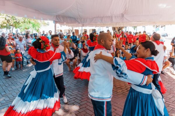 Folclore-a-ritmo-de-musica-tipica1