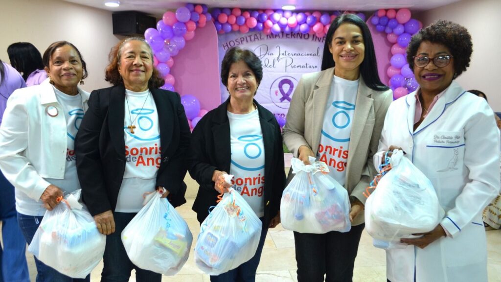 Los kits de la Fundación Sonrisa de Ángel incluyeron pañales desechables, paños húmedos, aceite de canola, vitaminas E, toallas higiénicas, protectores de lactancia materna y otros.