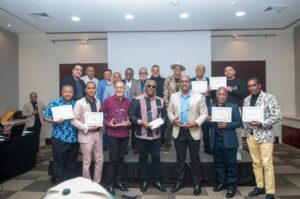 Ganadores Haciendo Merengue junto al jurado y los presidentes instituciones de gesntión colectiva.