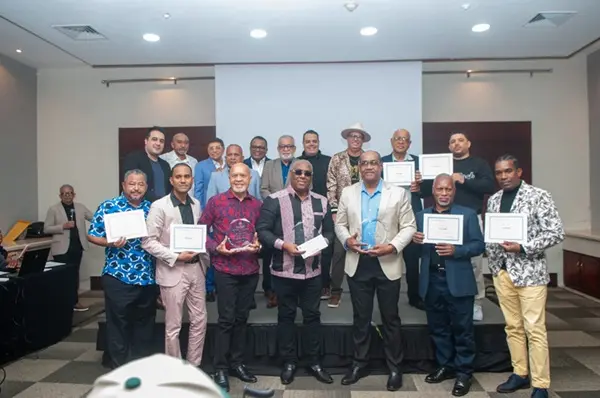 Ganadores Haciendo Merengue junto al jurado y los presidentes instituciones de gesntión colectiva.