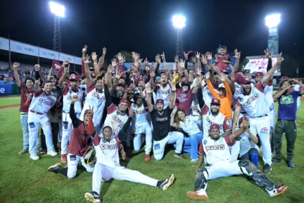 Gigantes-del-Cibao-celebran-vencen-a-Leones-20.12.25-3-728×485