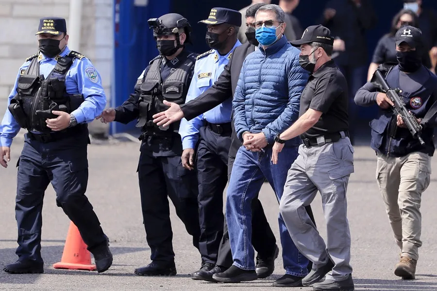 Fotografía de archivo del expresidente hondureño Juan Orlando Hernández (c) el día de su extradición a Estados Unidos en 2022.