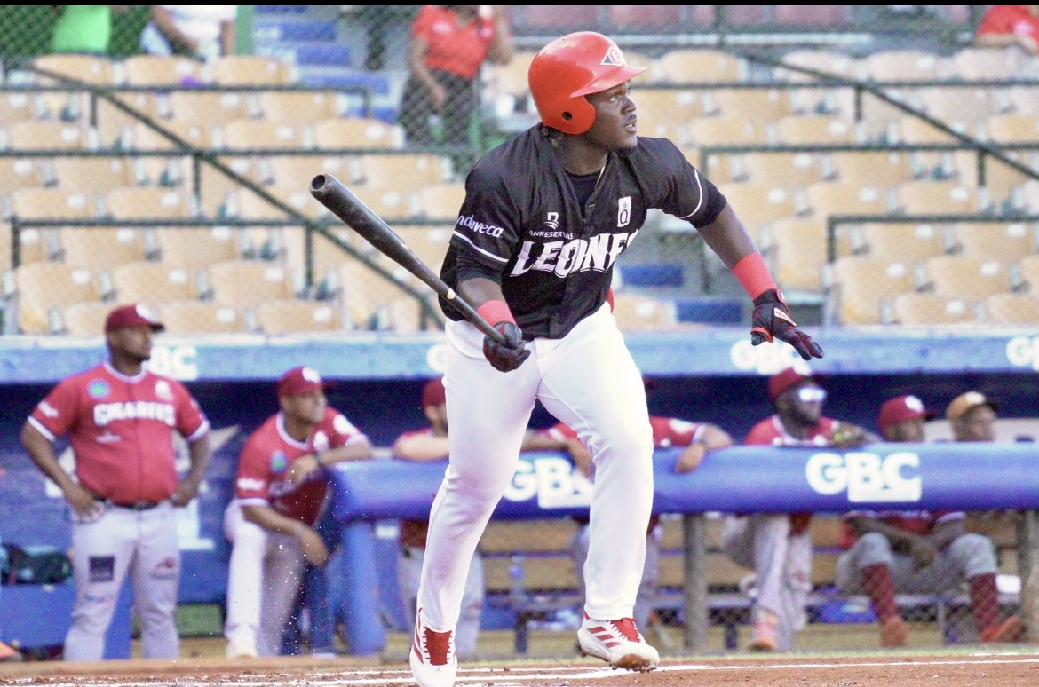 Héctor Rodríguez pega dos triples para entrar a los Leones en la clasificación