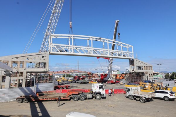 Instalación de puente peatonal en el kilómetro 9 de la Autopista Duarte. Alberto Calvo.