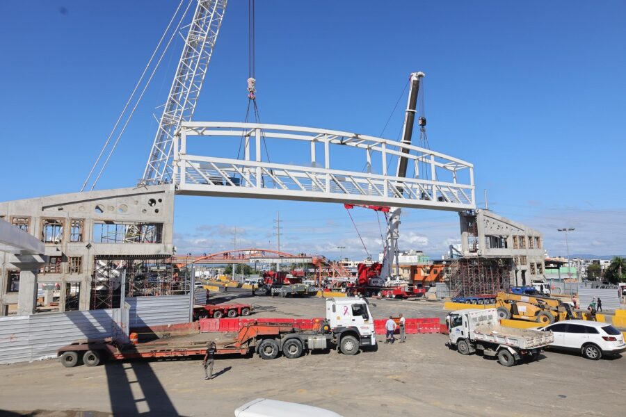 Instalación de puente peatonal en el kilómetro 9 de la Autopista Duarte. Alberto Calvo.