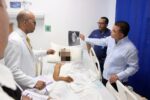Julio Landrón y otros médicos revisan placa de paciente con trauma por accidente.