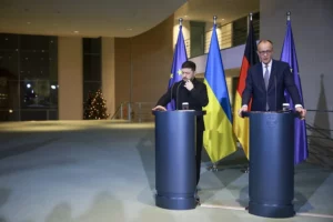 El canciller alemán Friedrich Merz (d) y el presidente ucraniano, Volodimir Zelenski,(i) este lunes en Berlín.