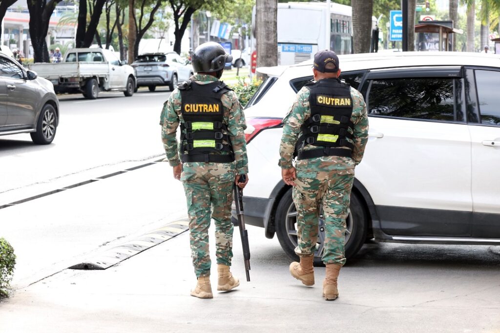 Miembros del Ciutran velan por la seguridad en los comercios de la avenida Winston Churchill