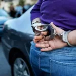 Una mujer es arrestada  por interpretar el himno nacional a ritmo de dembow