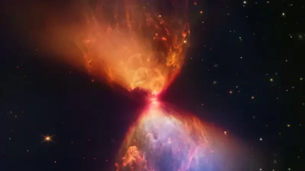 Las protoestrellas están rodeadas de nubes de material que alimentan su crecimiento.