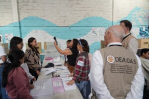 Observadores de la OEA supervisan un centro de votación en Tegucigalpa