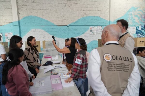 Observadores de la OEA supervisan un centro de votación en Tegucigalpa
