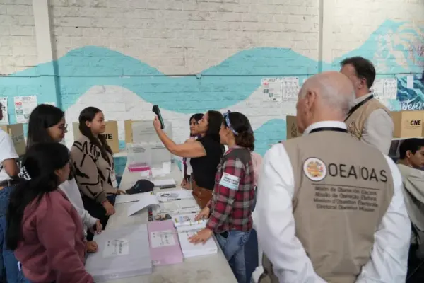 Observadores de la OEA supervisan un centro de votación en Tegucigalpa