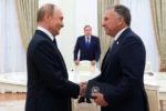 El presidente ruso, Vladimir Putin (i) y el enviado especial de EE.UU, Steve Witkoff, en agosto pasado en Moscú.