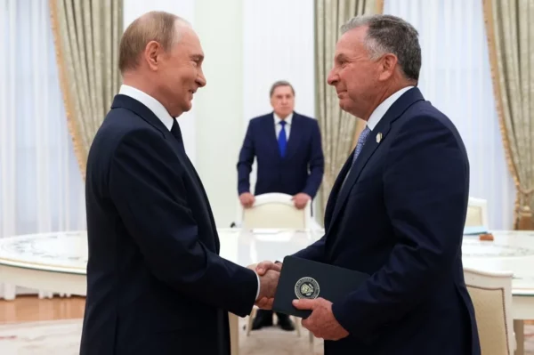 El presidente ruso, Vladimir Putin (i) y el enviado especial de EE.UU, Steve Witkoff, en agosto pasado en Moscú.