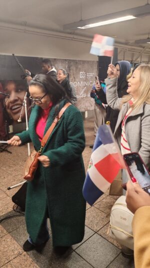 Pasajeros del Metro de Nueva York disfrutaron de la cultura dominicana