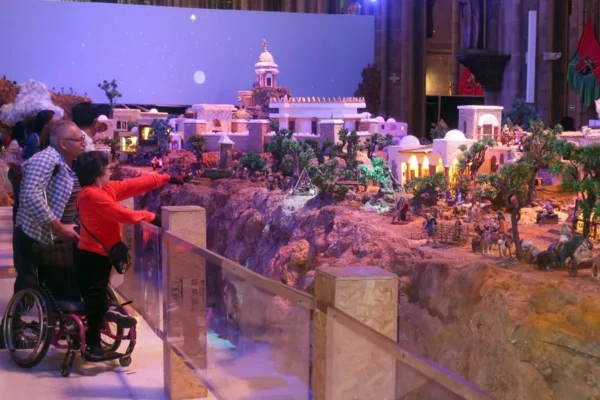 Fotografía de personas observando el pesebre más grande de Suramérica, en la Basílica del Voto Nacional, en Quito (Ecuador).