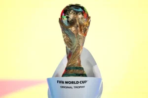 Trofeo de la Copa del Mundo durante el sorteo de la repesca para el Mundial 2026 en Zurich .