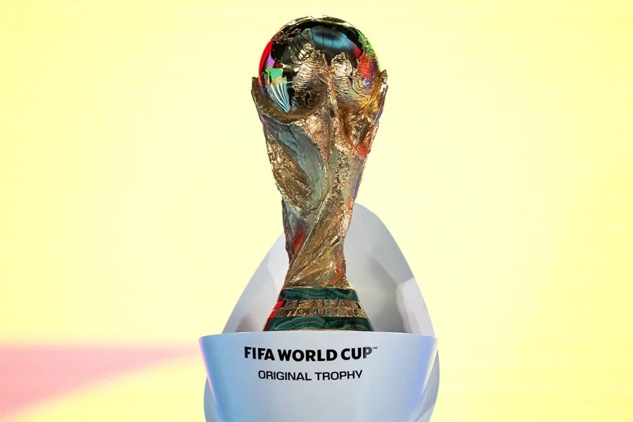 Trofeo de la Copa del Mundo durante el sorteo de la repesca para el Mundial 2026 en Zurich .