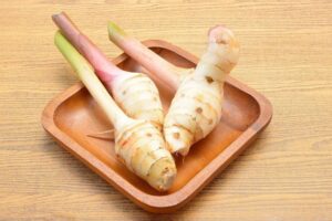 Es un ingrediente central en la cocina tailandesa, especialmente en sopas como la tom kha gai y en pastas de curry