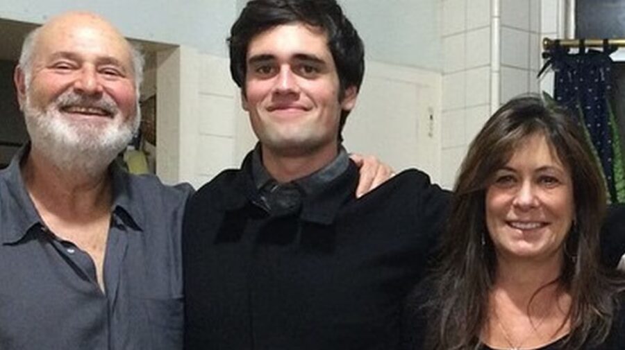 Nick Reiner junto a sus padres, Rob Reiner y Michele Singer.