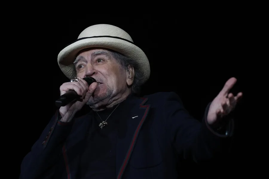 El músico y cantante Joaquín Sabina durante el concierto ofrecido este domingo en el Movistar Arena, en Madrid.