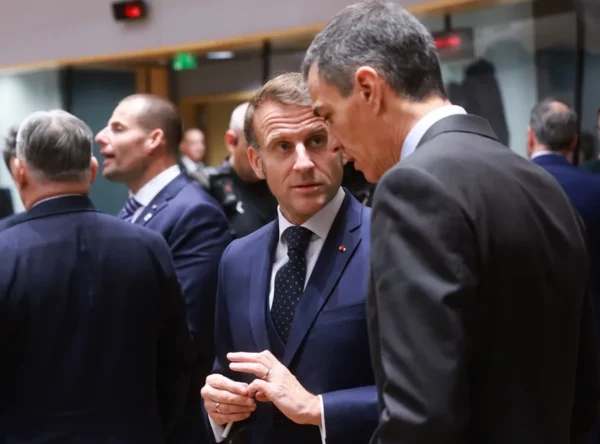 El presidente de Francia, Emmanuel Macron (c), habla con el presidente del Gobierno español, Pedro Sánchez (d), este jueves durante la cumbre de líderes de la UE en Bruselas