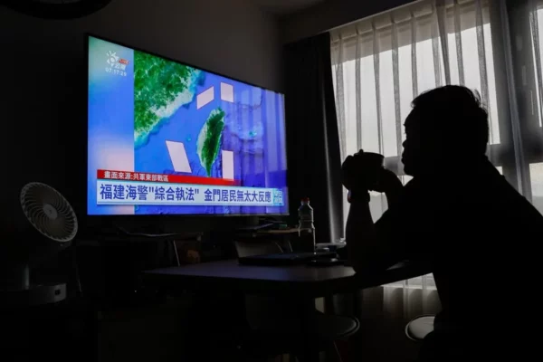 Una persona observa las noticias en Taipéi, Taiwán, este martes.