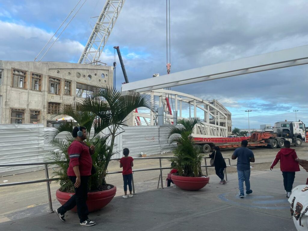Trabajos de instalación de un nuevo puente peatonal en el kilómetro 9 de la Autopista Duarte requirió el izado de elementos estructurales.