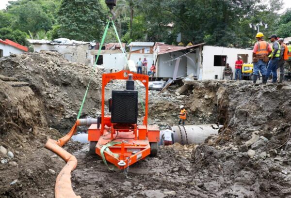 Luego del vertido de hormigón hay que esperar 16 horas para hacer pruebas y restablecer el suministro de agua a las diferentes comunidades afectadas.
