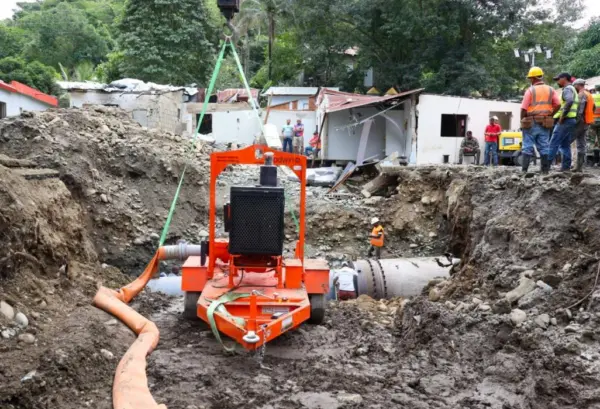 Luego del vertido de hormigón hay que esperar 16 horas para hacer pruebas y restablecer el suministro de agua a las diferentes comunidades afectadas.