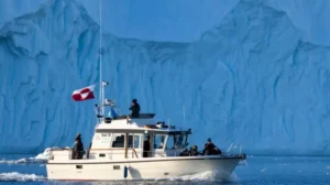 Un barco con la bandera de Groenlandia.