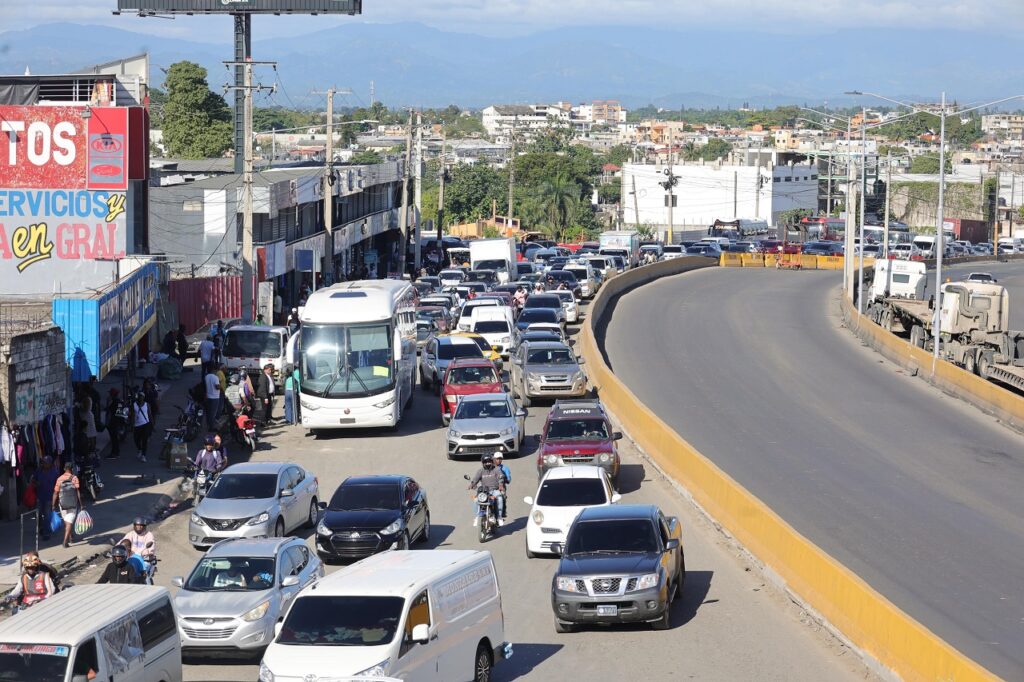 Vista del tapón en el kilómetro 9 de la Autopista Duarte en dirección al centro de la ciudad.