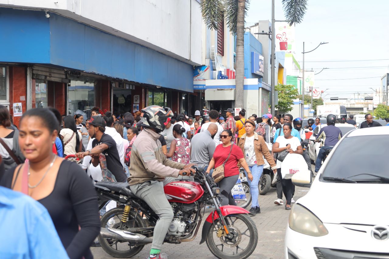 Comercios se activan en la avenida Duarte; compradores se quejan por altos precios y poca seguridad