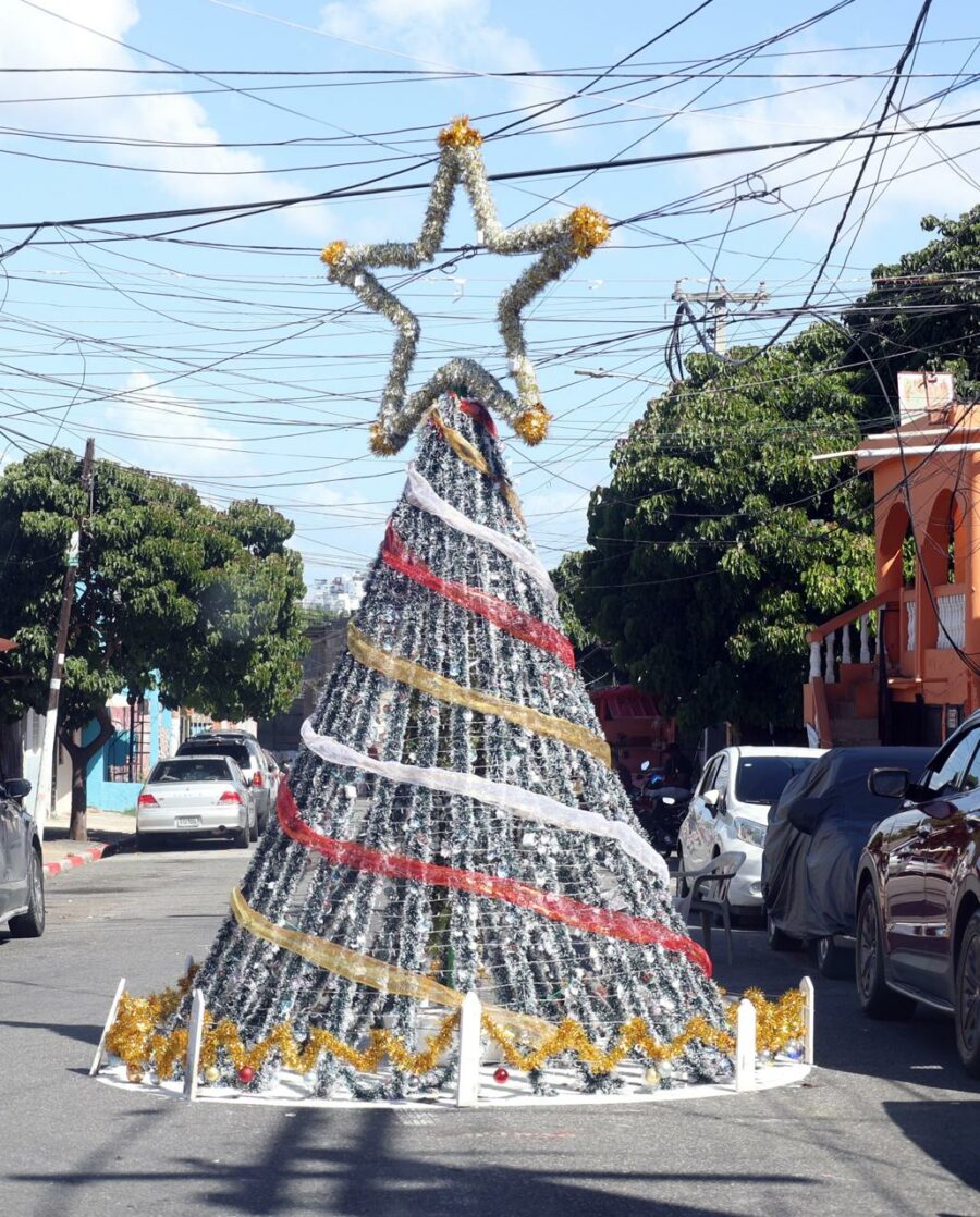 Vecinos de barrios de Santo Domingo se unen para celebrar la Navidad con creatividad y esperanza