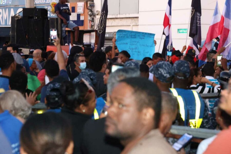 Multitud se manifiesta en República Dominicana exigiendo justicia por el desfalco al SENASA