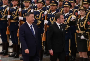 El presidente de China, Xi Jinping (i), y su homólogo de Francia, Emmanuel Macron (d), en una fotografía este jueves.