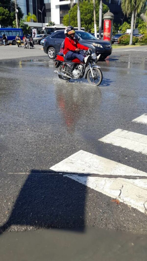 aguas cloacales-centro de los heroes- parada del metro-problemas ciudadanos