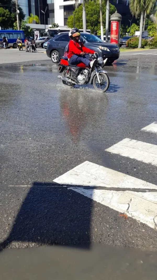 aguas cloacales-centro de los heroes- parada del metro-problemas ciudadanos