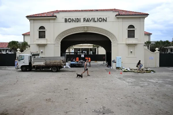 El personal del Ayuntamiento de Waverley limpia el lugar del homenaje floral fuera del Pabellón Bondi tras el tiroteo de la semana pasada en Bondi Beach en Sídney, Australia, el 22 de diciembre de 2025.