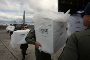 Soldados transportan urnas desde centros de votación rurales en el aeropuerto de Tegucigalpa, Honduras, el lunes 1 de diciembre de 2025