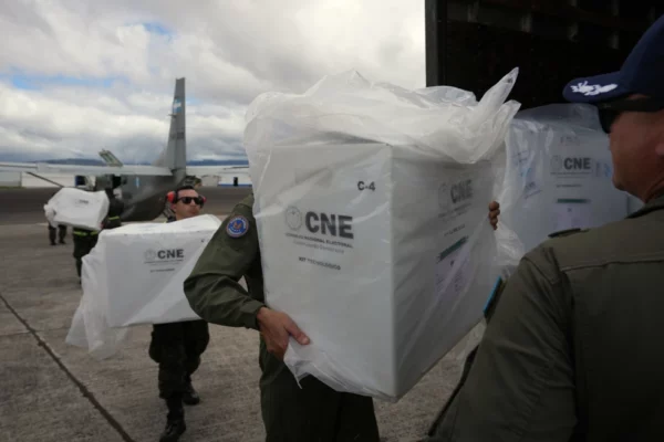 Soldados transportan urnas desde centros de votación rurales en el aeropuerto de Tegucigalpa, Honduras, el lunes 1 de diciembre de 2025