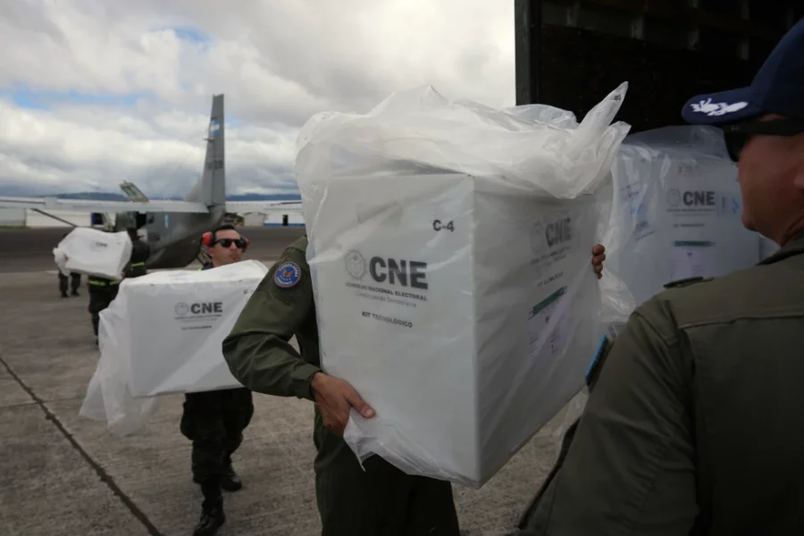 Soldados transportan urnas desde centros de votación rurales en el aeropuerto de Tegucigalpa, Honduras, el lunes 1 de diciembre de 2025