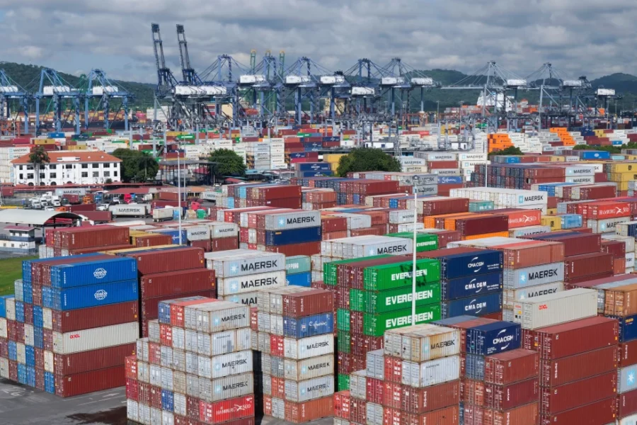 Contenedores apilados en el puerto de Canal Balboa, operado por la Panama Ports Company, en Ciudad de Panamá, el 20 de septiembre de 2025.