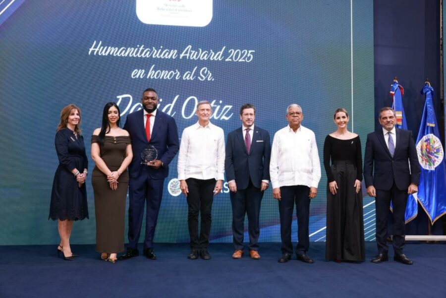 dAVID oRTIZ-premio humanitario oea