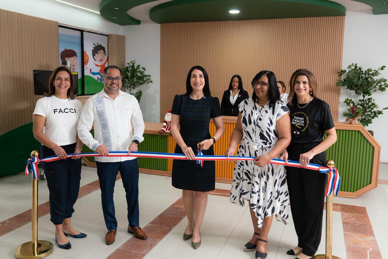 Primera dama entrega torre endoscópica y nuevo ascensor al Hospital Robert Reid Cabral