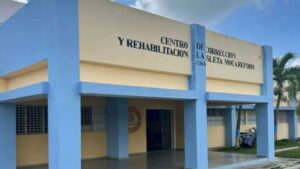 Privado de libertad se escapa con ayuda de policías en Moca.