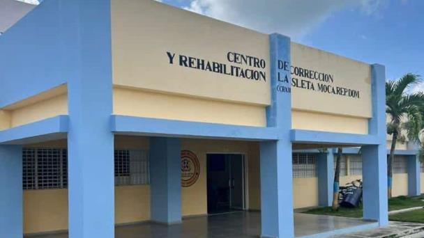 Privado de libertad se escapa con ayuda de policías en Moca.