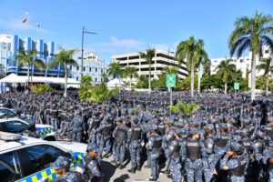 policias en la esplanada
